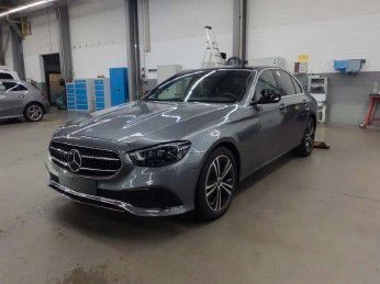 Mercedes-Benz E 220d Avantgarde+Distr+Pano+AHK+MultiB+Ambiente