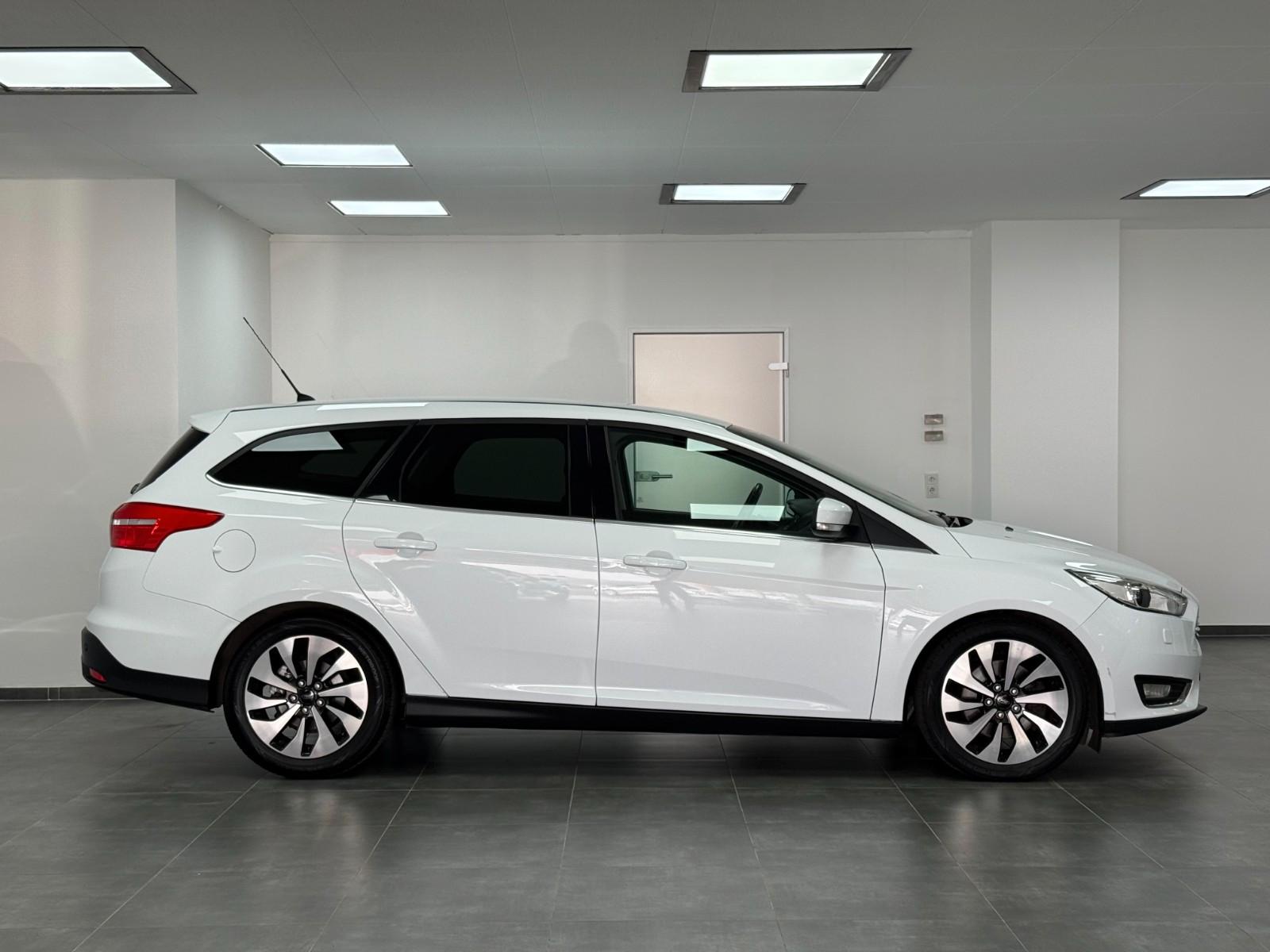 Ford Focus 2015 — interior