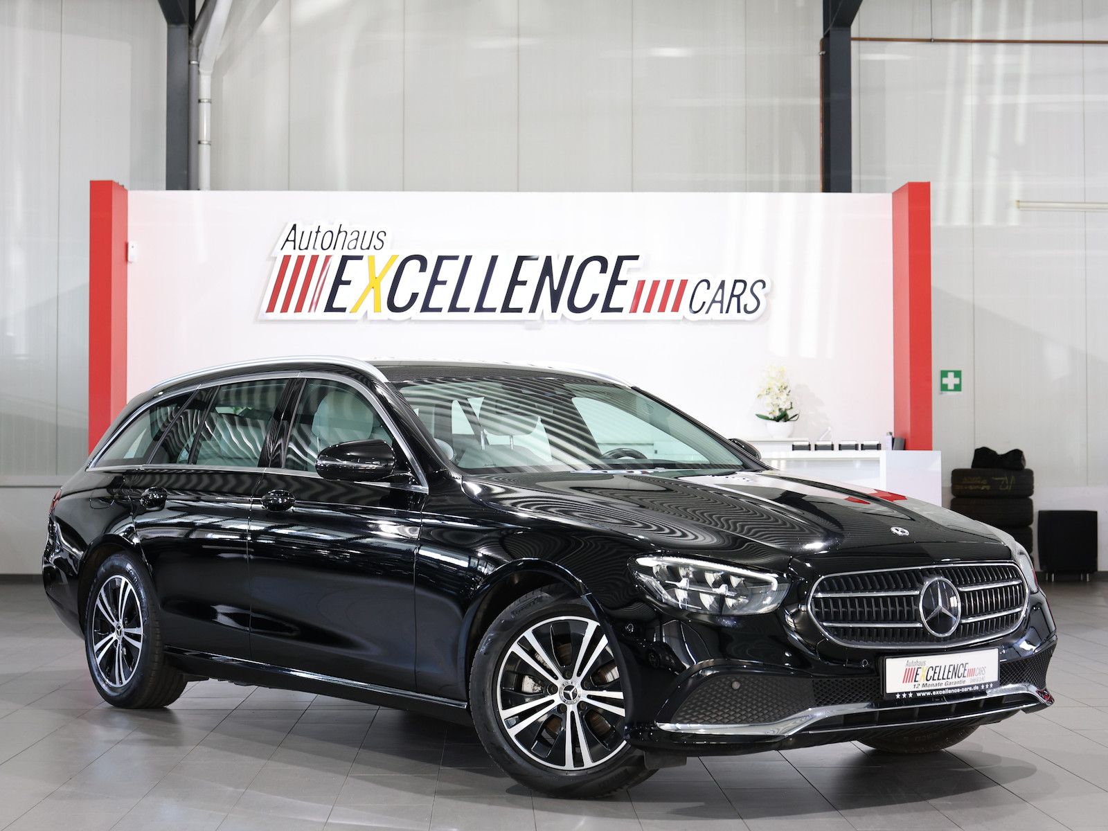 MERCEDES-BENZ E 220 d T AVANTGARDE-BUSINESS / BLACK &amp; GREY /