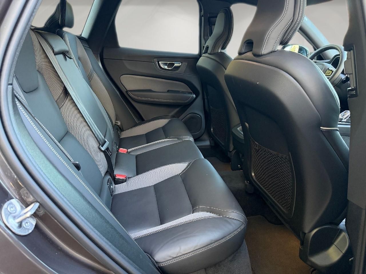Fahrzeugabbildung Volvo XC60 B5 Benzin AWD Plus Dark