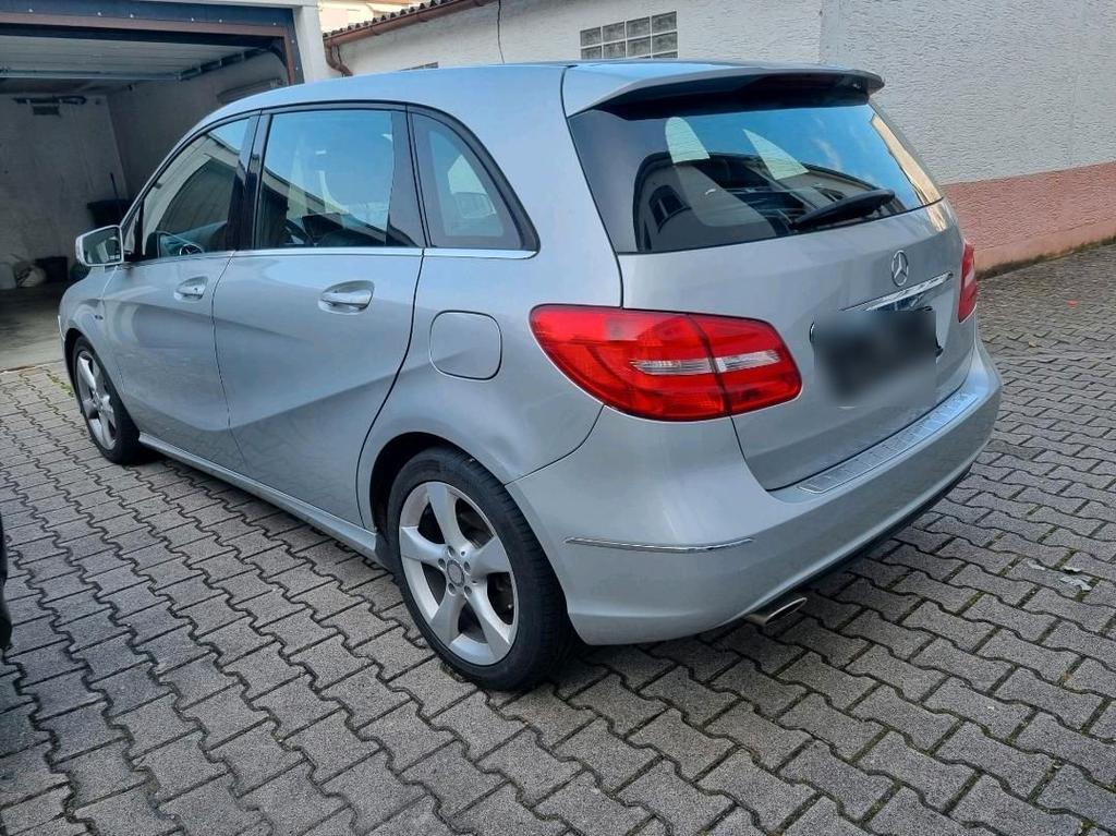Mercedes-Benz B 200