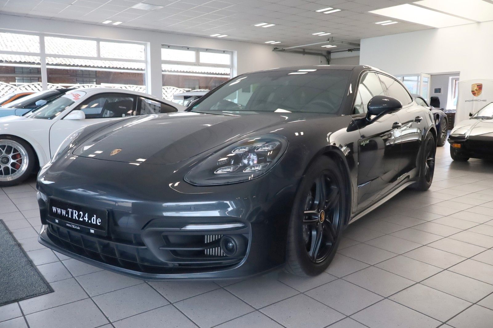 Fahrzeugabbildung Porsche Panamera Sport Turismo 4 E-Hybrid Platinum Edt.