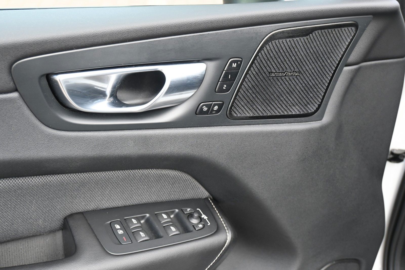 Fahrzeugabbildung Volvo XC60 B4 Ultimate Dark AWD*LUFT*360°*SDTHZG*LED
