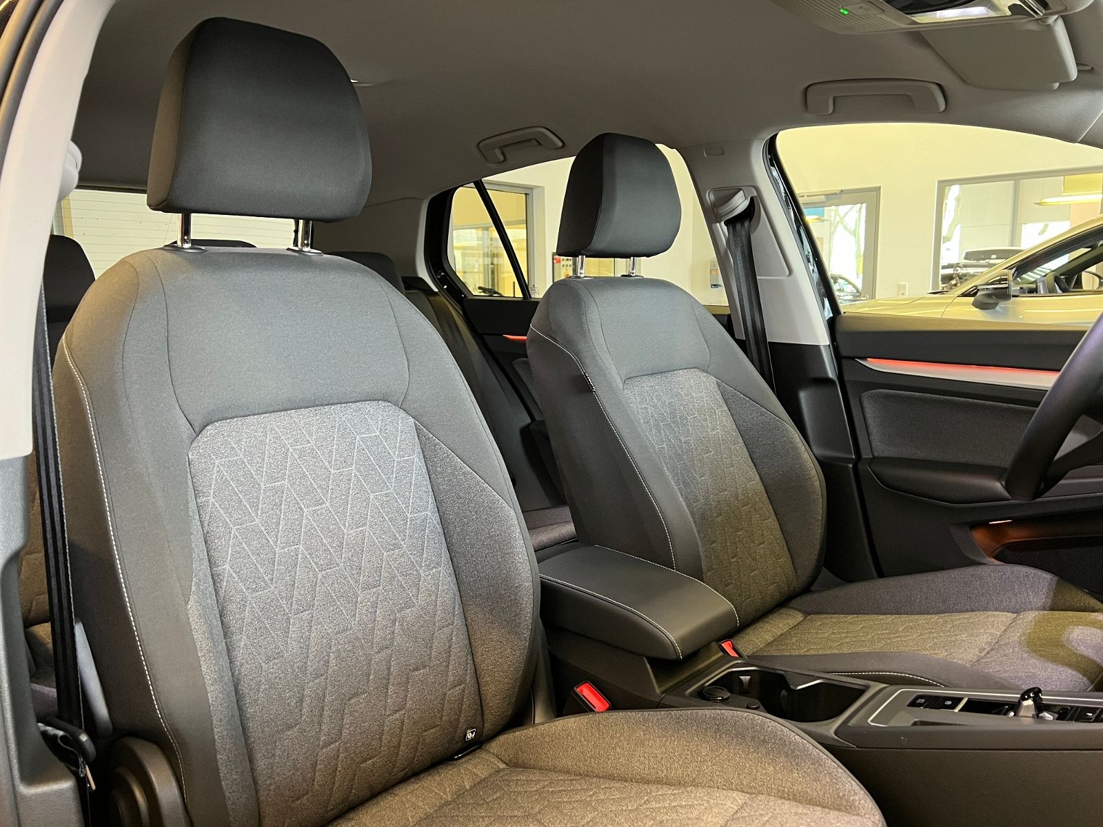 Fahrzeugabbildung Volkswagen Golf VIII MOVE 1.5 eTSI DSG *AHK, LED,Navi, 16'-