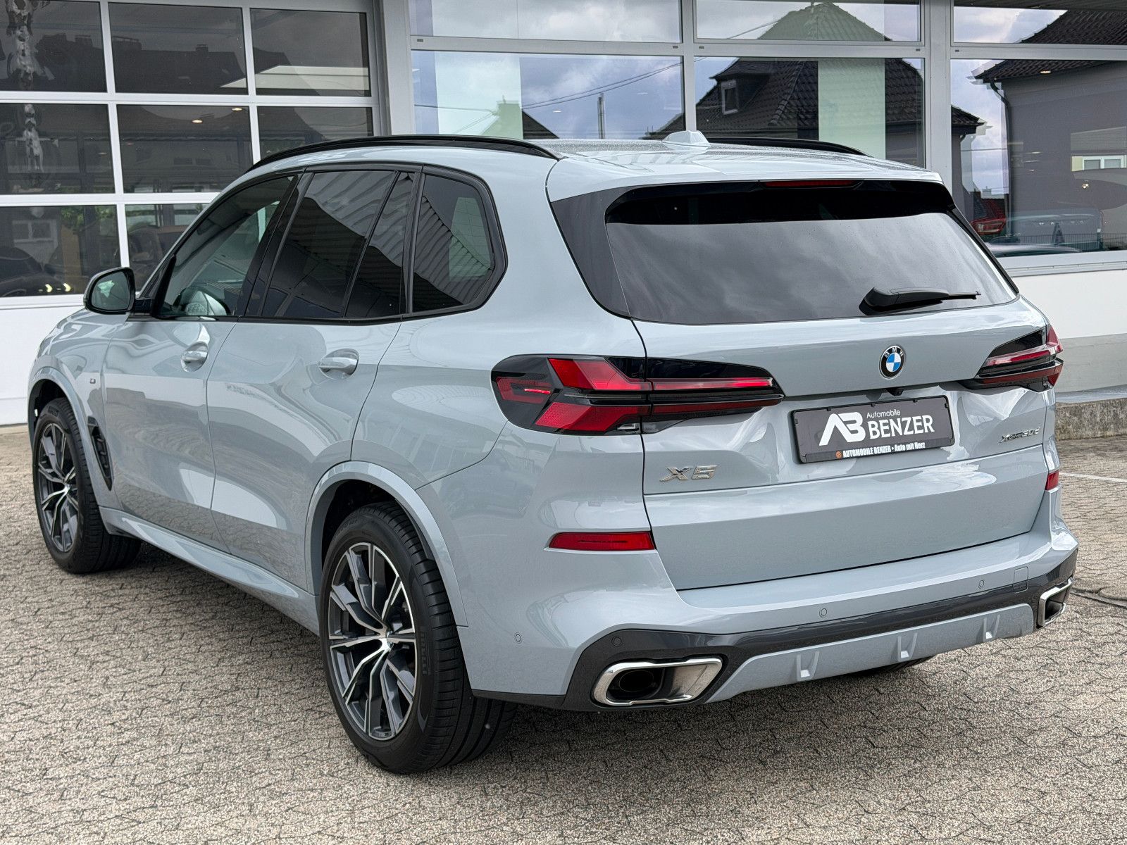 Fahrzeugabbildung BMW X5 30 d xDrive M Sport/HEAD-UP/360°/SOUND/AMBIEN