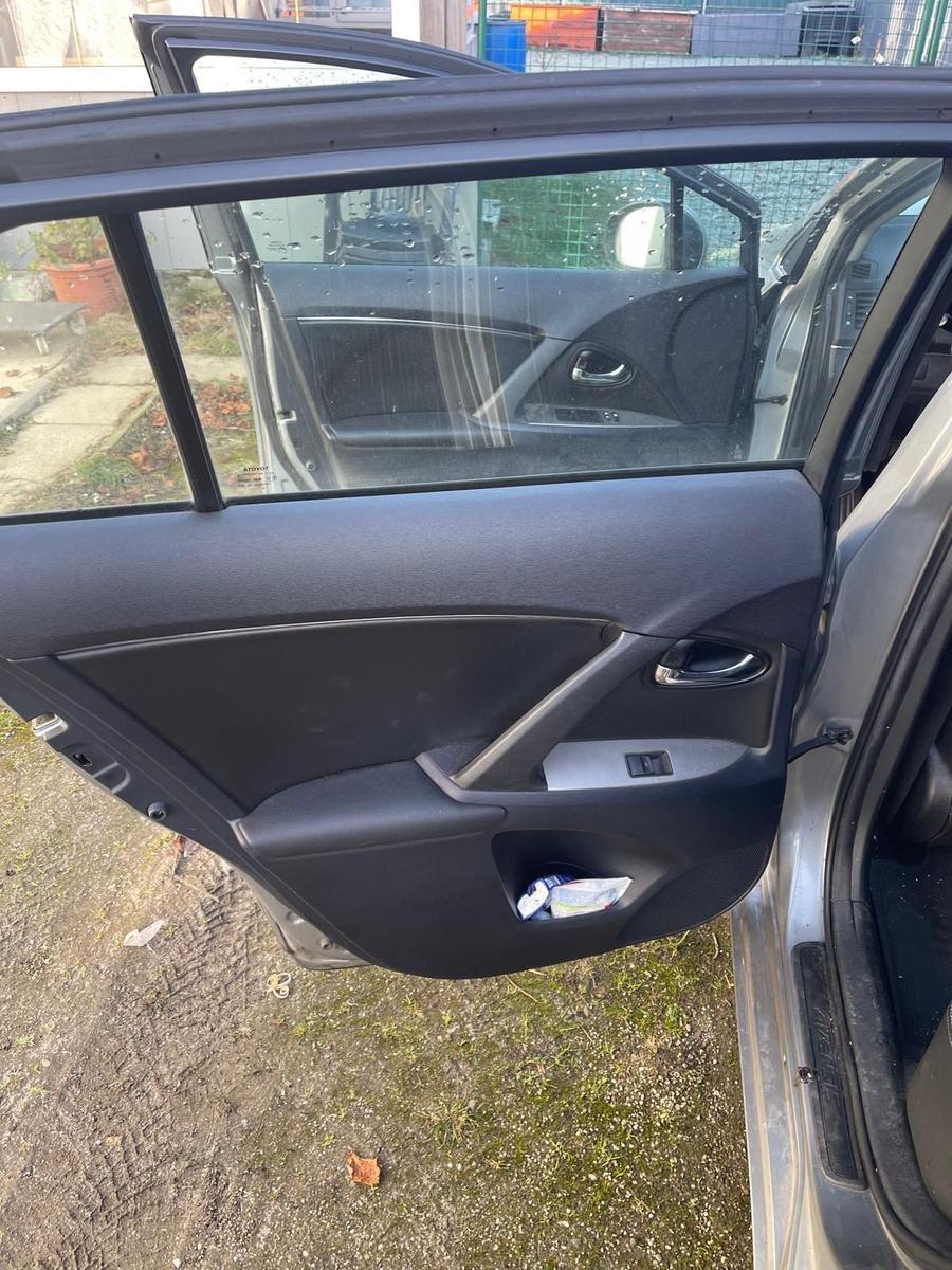 Toyota Avensis 2010 — photo 15