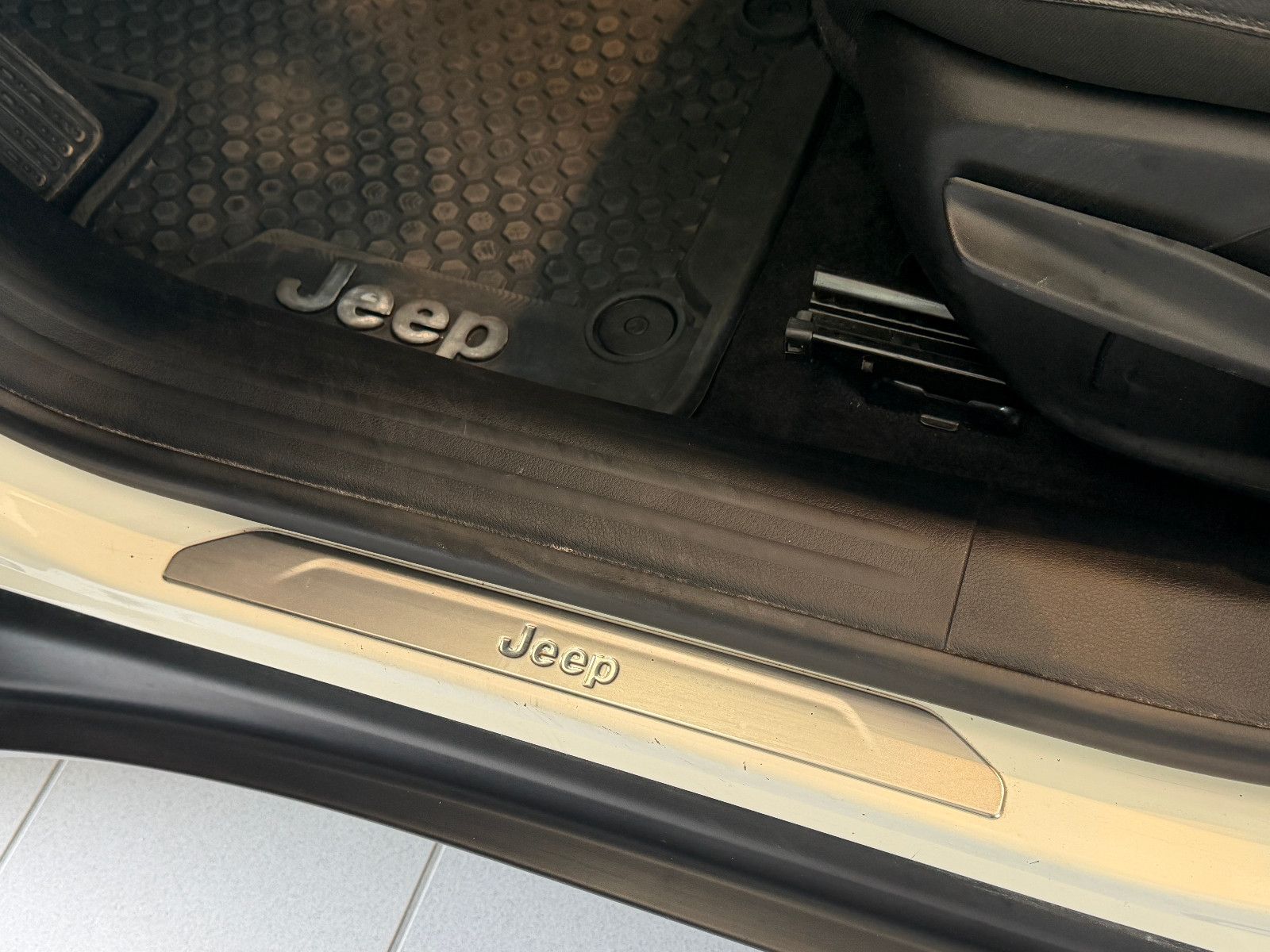 Fahrzeugabbildung Jeep Compass Limited 4WD /PANO/SHZ/L-HEIZ/PDC