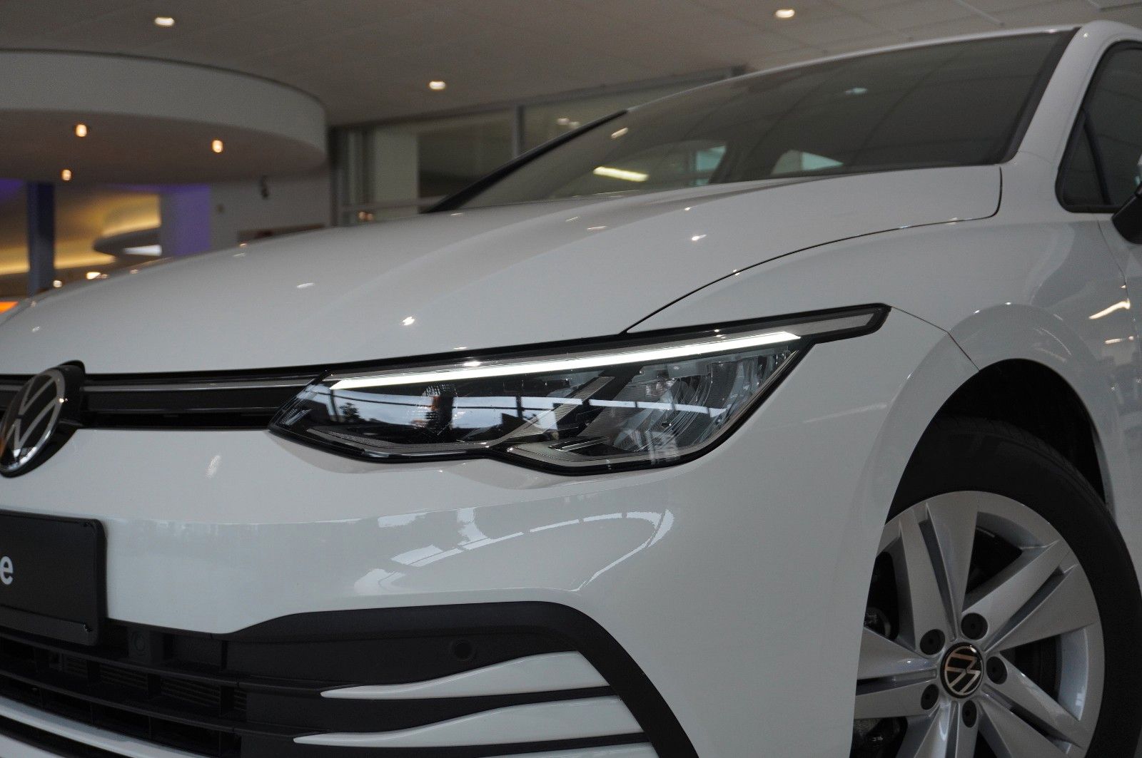 Fahrzeugabbildung Volkswagen Golf VIII Lim. 2.0 TDI LIFE NAVI/LED/VIRT./DAB+