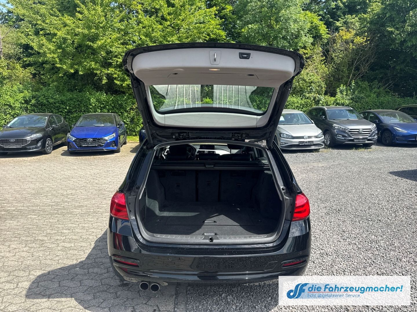 Fahrzeugabbildung BMW 320 i xDrive Advantage Touring *EXPORT