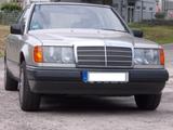 Mercedes-Benz 230 E - W 124 - Limousine - 5-Gang - 1988 - silberne Mercedes-Benz 230