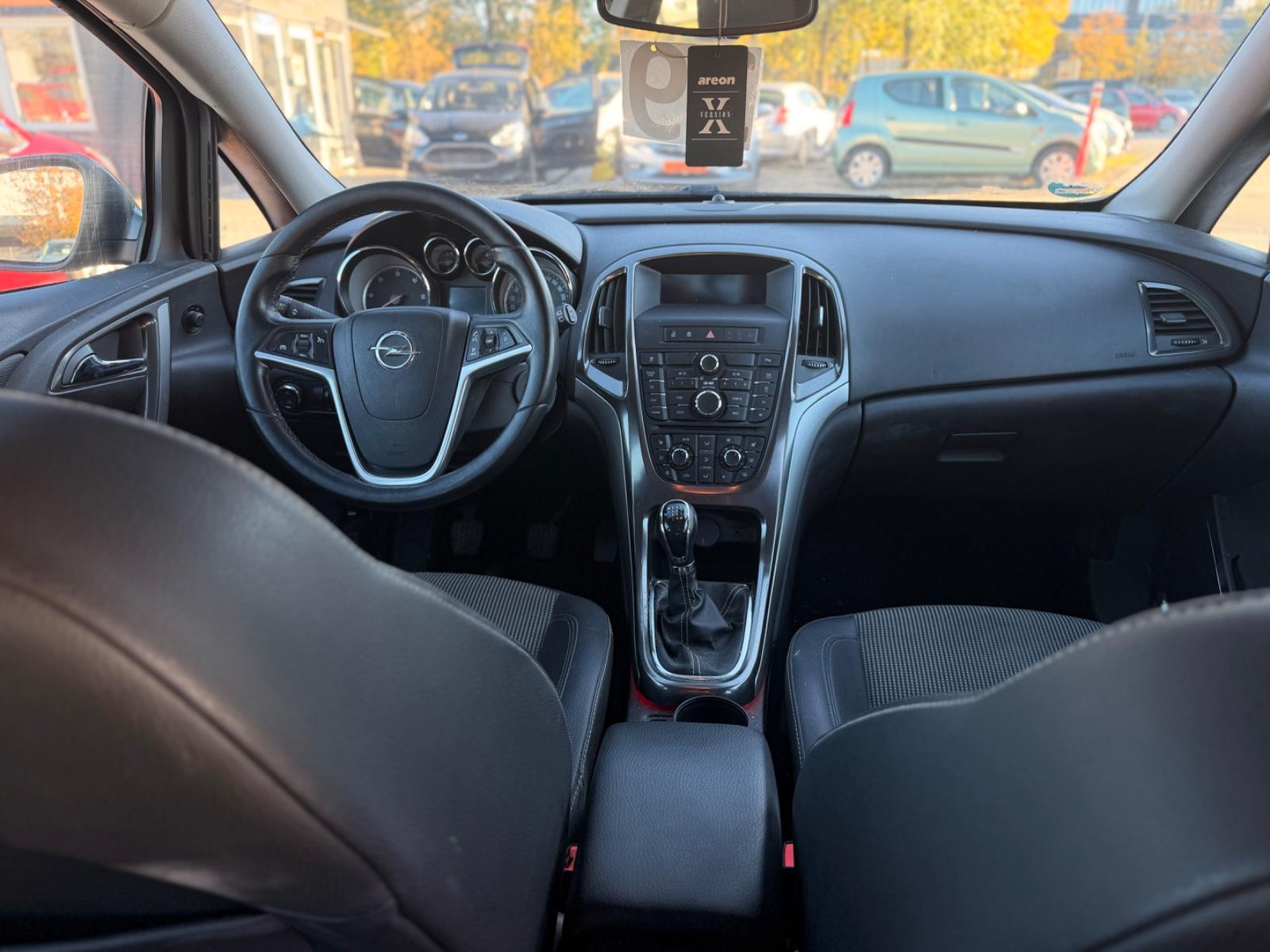 Opel Astra 2011 — photo 15