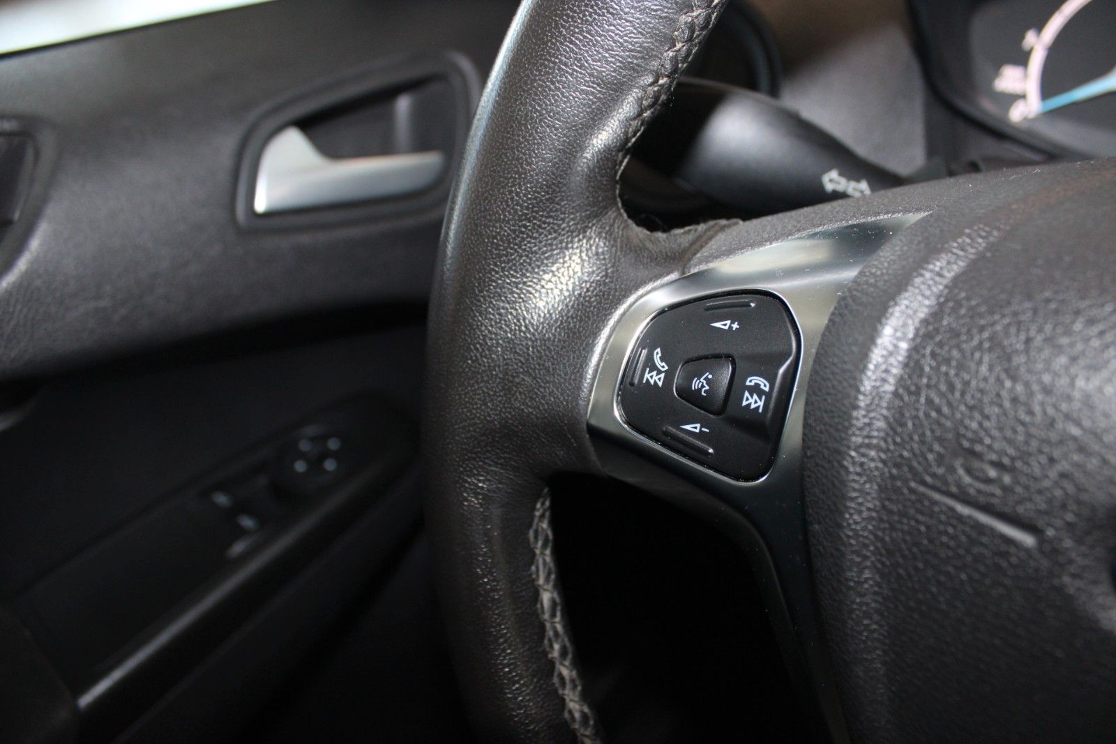 Fahrzeugabbildung Ford Transit Courier TDCI TREND KLIMA AHK WinterPaket