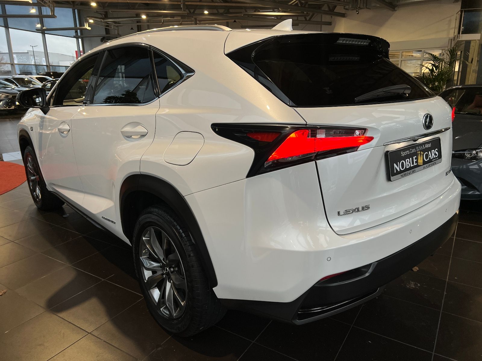 Fahrzeugabbildung Lexus NX 300h E-FOUR F Sport ACC HUD LEDER