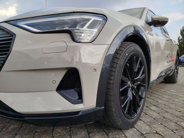Fahrzeugabbildung Audi e-tron advanced 50 quattro 230 kW