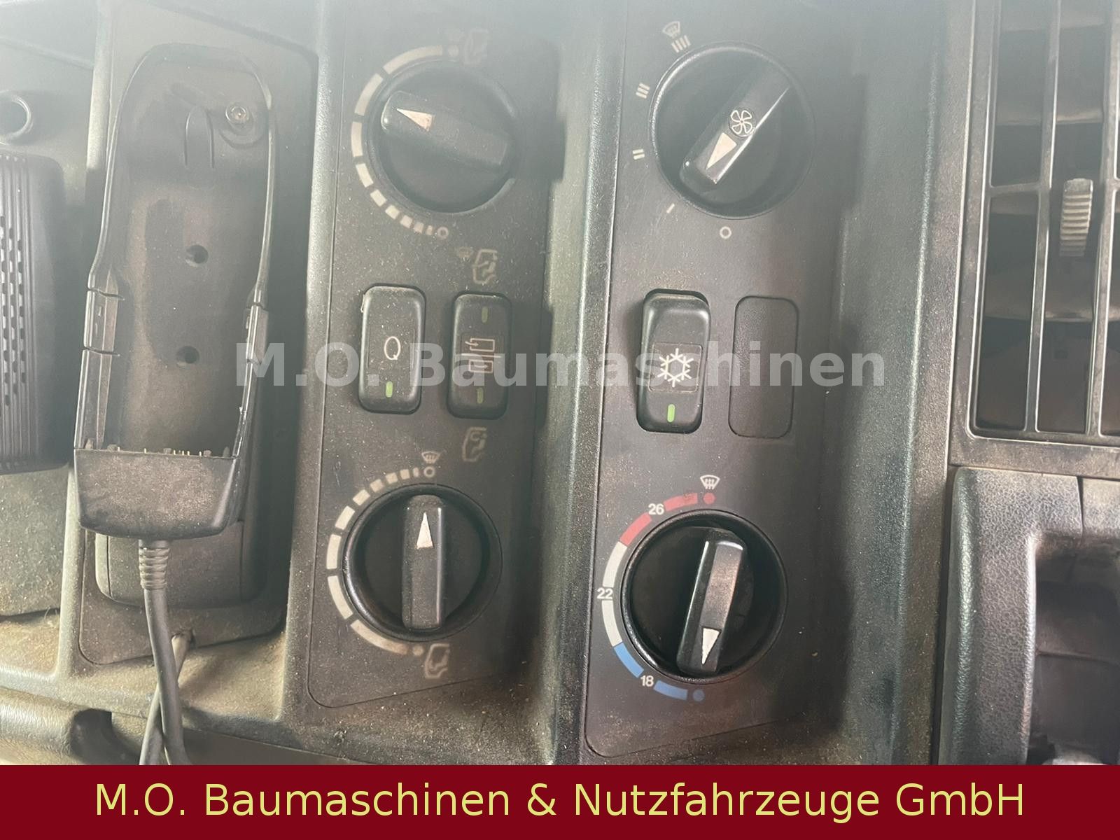 Fahrzeugabbildung Mercedes-Benz 1824 L / Kehrmaschine Schörling TA2 / 4x2 / AC