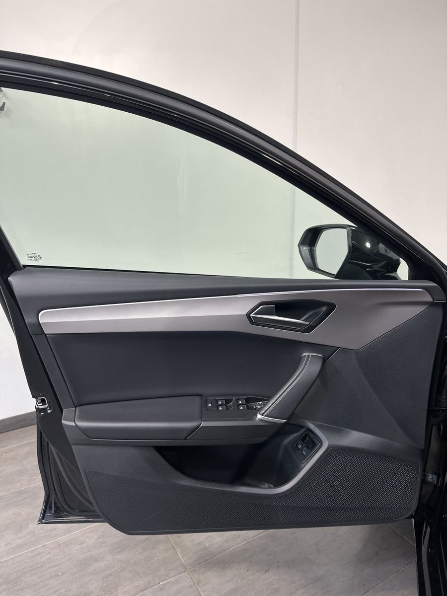 Fahrzeugabbildung SEAT Leon Xcellence e-Hybrid NAV+LED+PANORAMA+CARPLAY