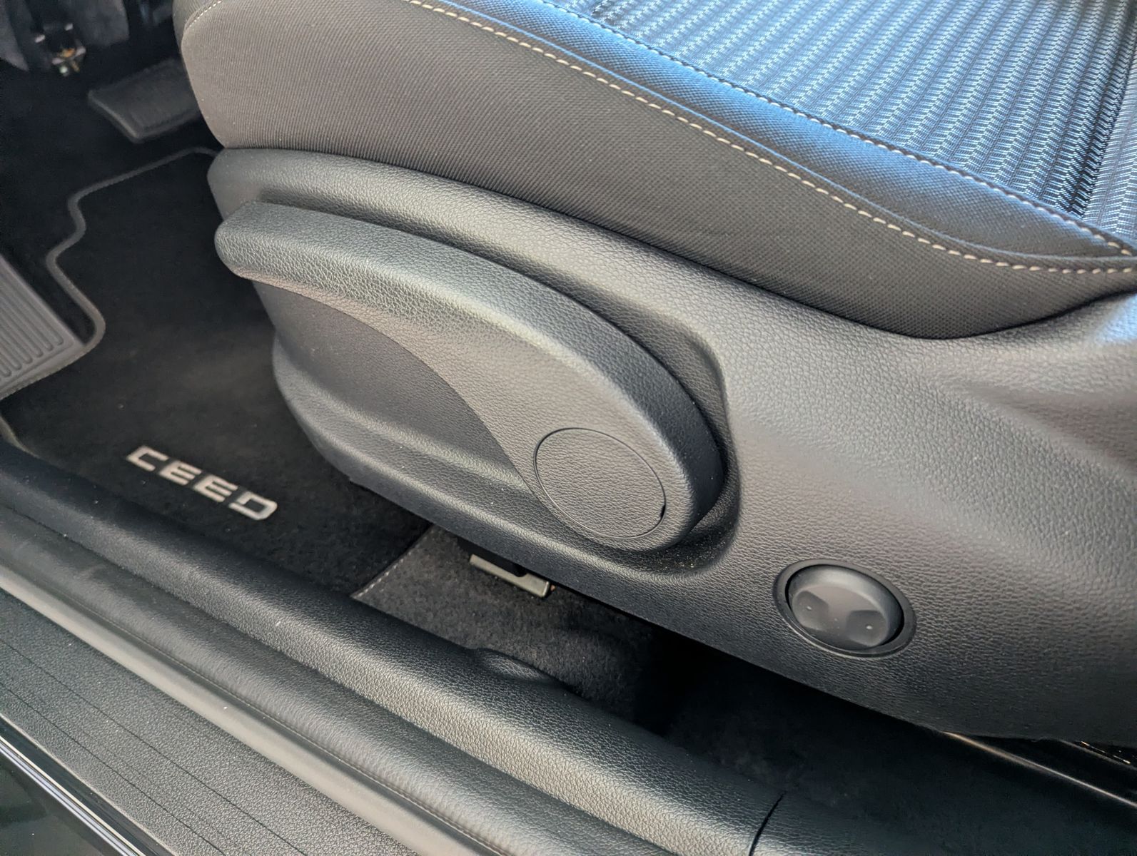 Fahrzeugabbildung Kia cee'd Sportswagon 1.5 DCT Spirit LED JBL Cam 7J