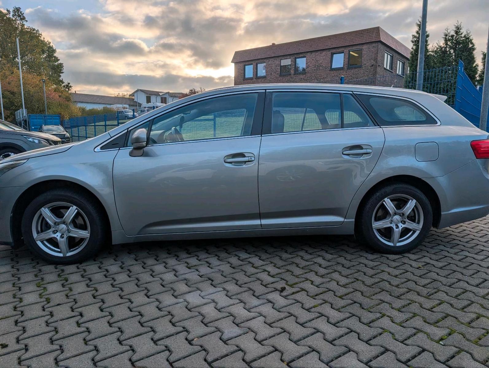 Toyota Avensis 2011 — interior