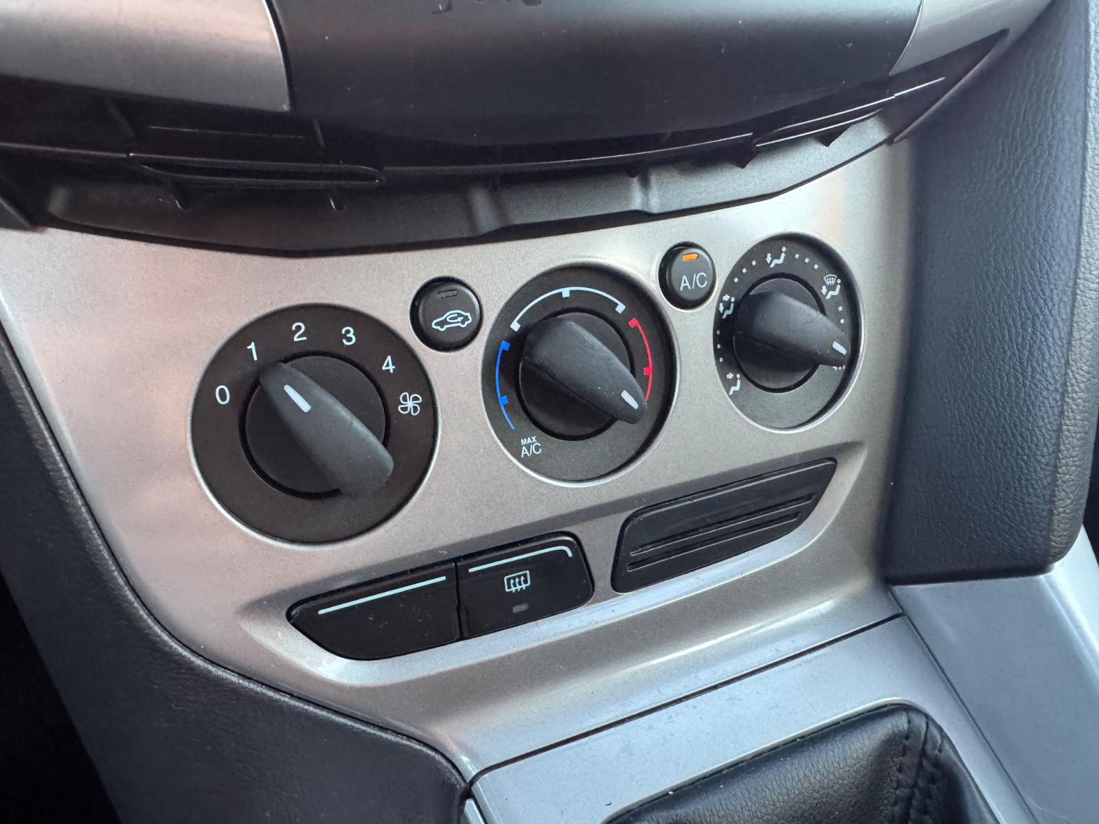Ford Focus 2012 — photo 12