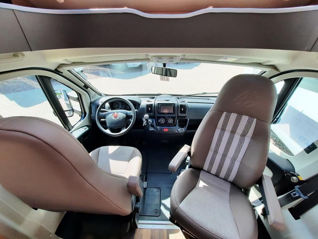 Fahrzeug Übersicht 19 Fahrzeugabbildung Knaus Sky Wave 650 MF Celebration25 Dachklima, Hubbett