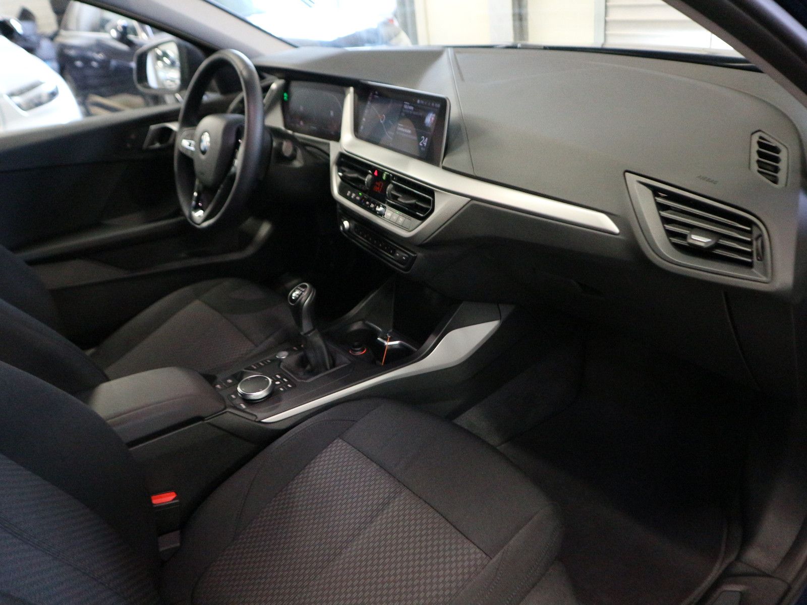 Fahrzeugabbildung BMW 118 i Advantage DAB GRA LED Nav PDC Live-Cockpit