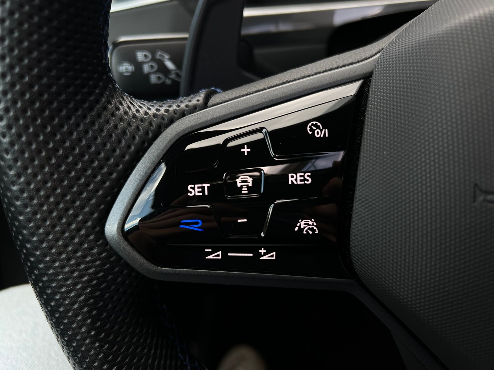 Fahrzeugabbildung Volkswagen Tiguan R 2.0 TSI DSG 4MOTION *Akrapovic,Leder,Pa