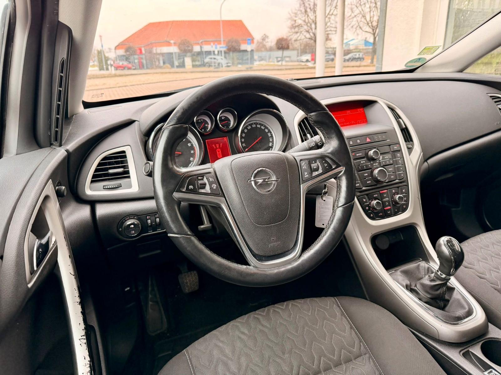 Opel Astra 2013 — photo 9
