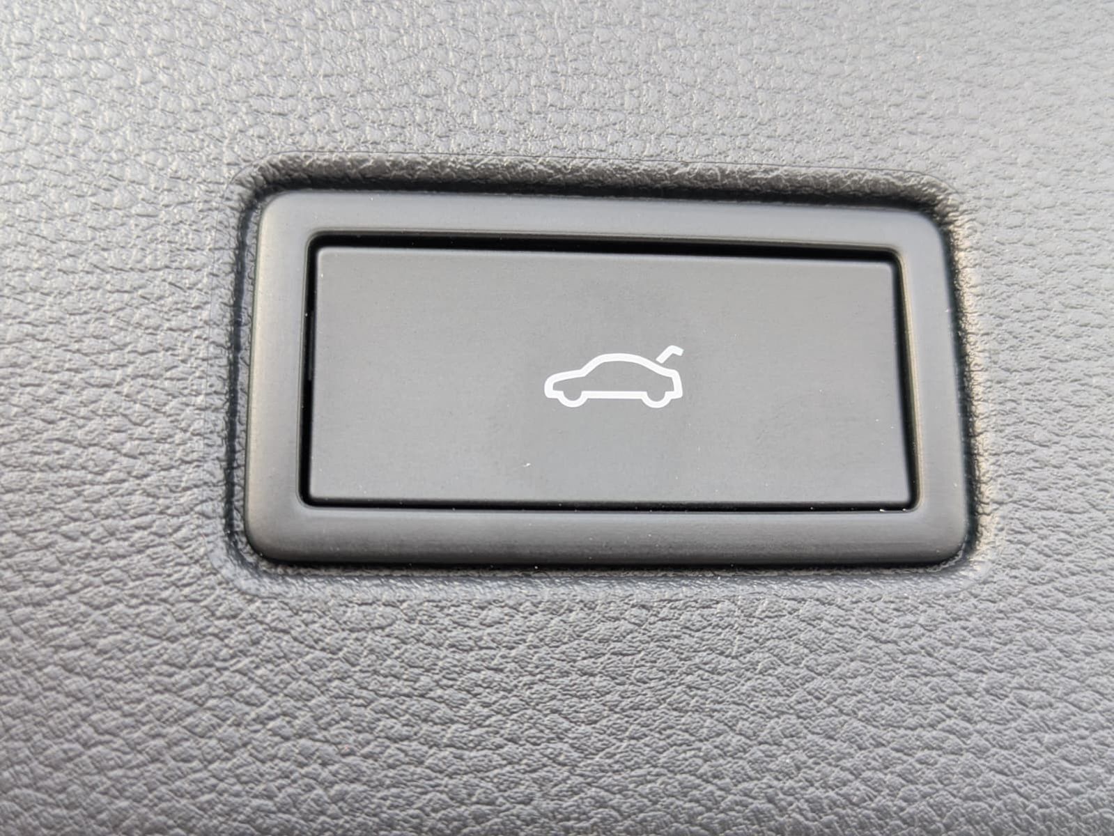 Fahrzeugabbildung Volkswagen Touran 2.0 DSG R-Line High BLACK Pano 7Si IQ AHK