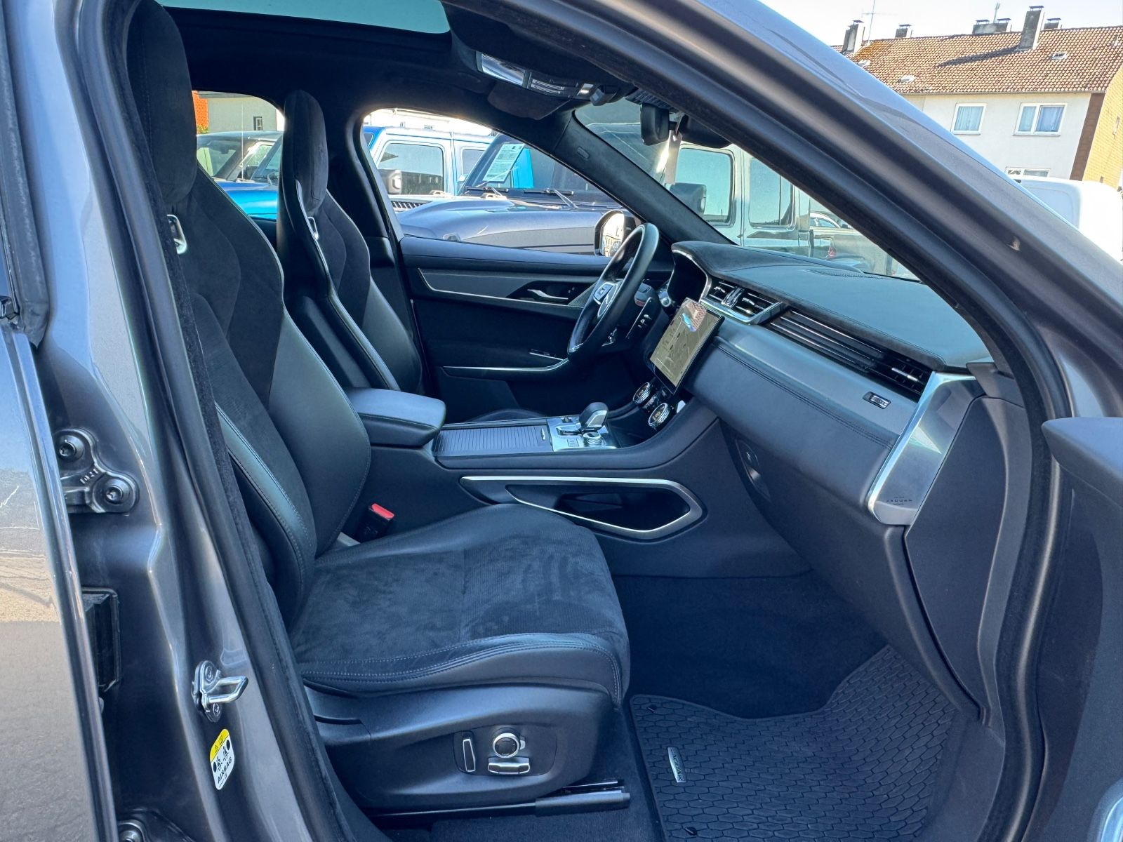 Fahrzeugabbildung Jaguar F-PACE SVR /PANO/MERIDIAN/360°KAM/HUD/AMBIENTE
