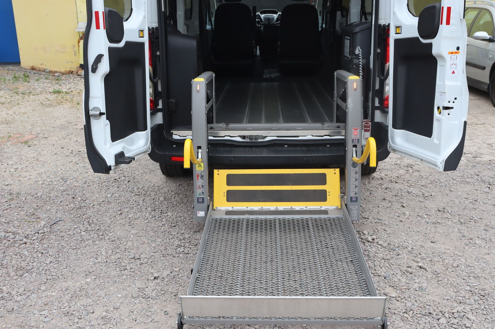 Fahrzeugabbildung Ford Transit 350 L2H2 * Rollstuhlrampe* RFK *