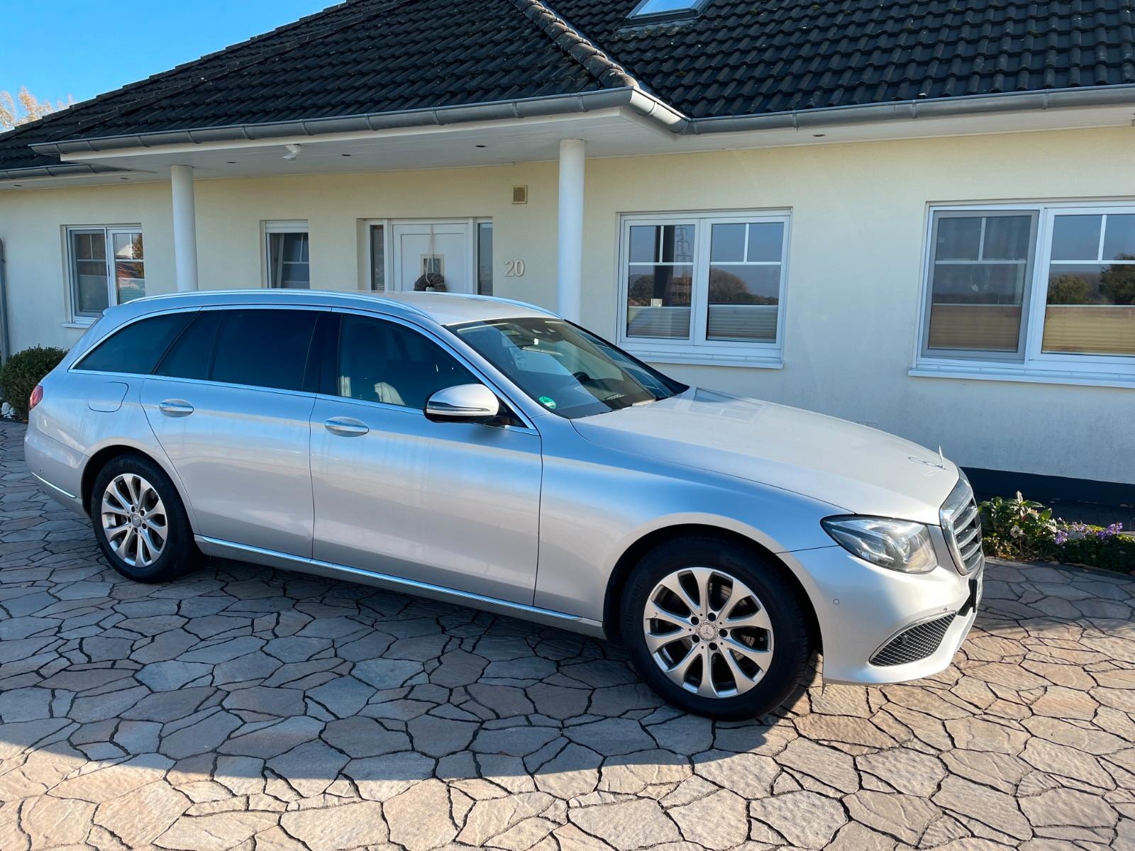 Mercedes-Benz E 220d T EXCLUSIVE Autom. EXCLUSIVE