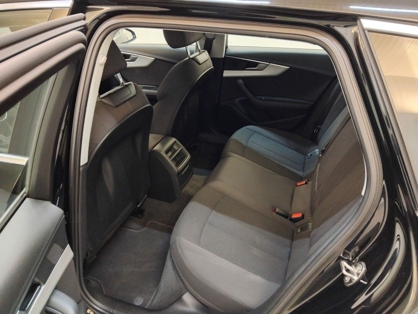 Audi A4 (06/2026, Benzin)