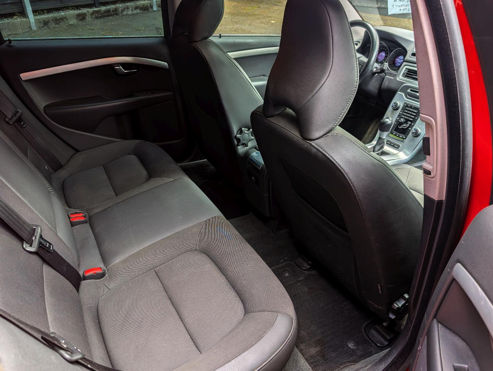 Volvo V70 2012 — photo 12