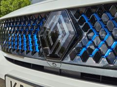 Fahrzeugabbildung Rafale 300 E-Tech Plug-in Hybrid 4x4 Atelier Alp