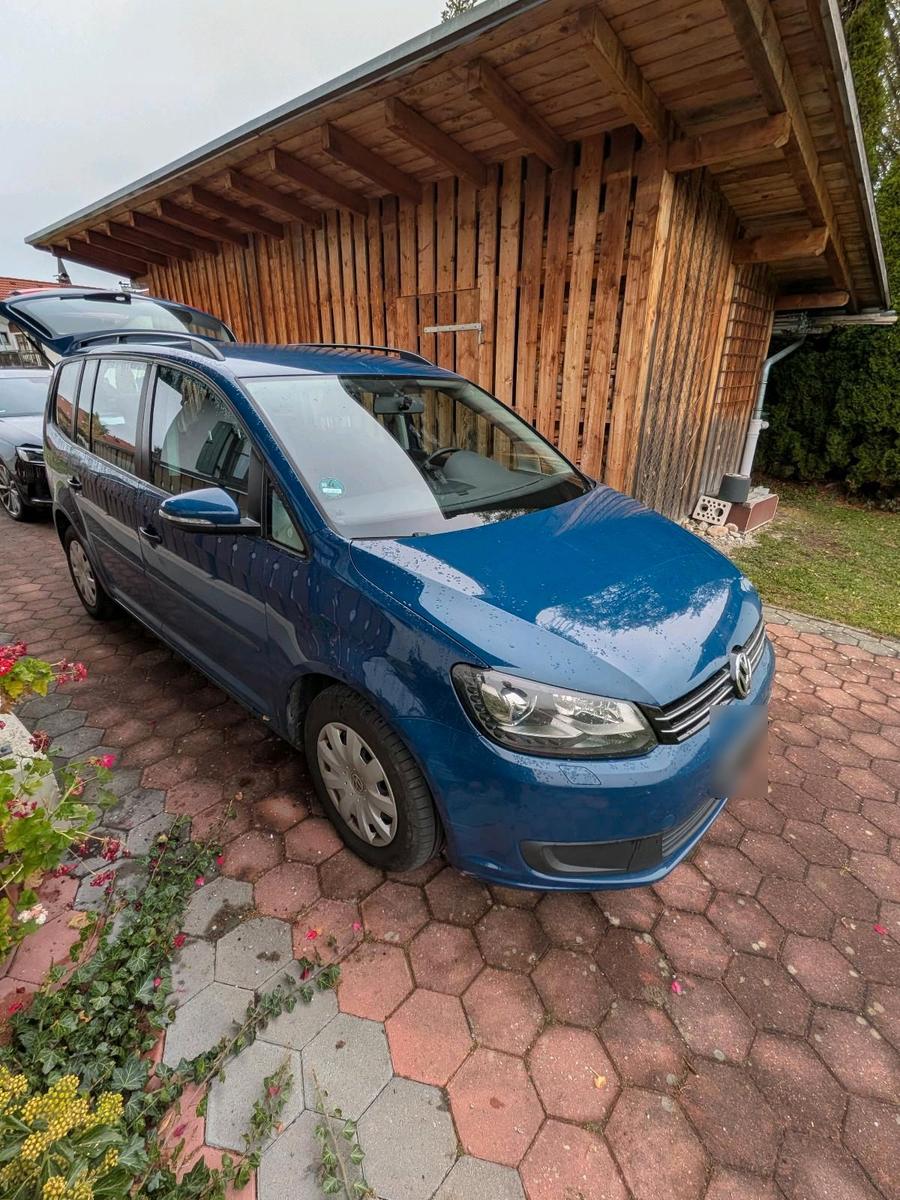 Volkswagen Touran 2011 — вигляд ззаду