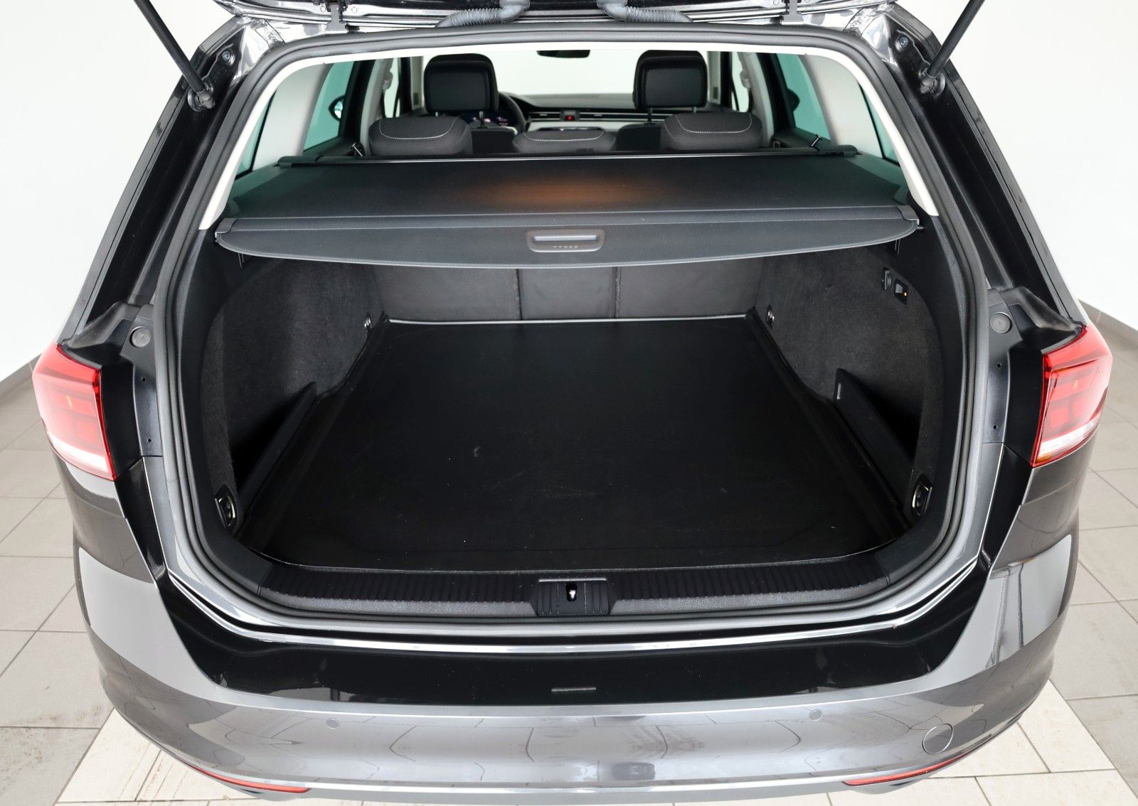 Fahrzeugabbildung Volkswagen Passat Variant DSG Navi,LED,ACC,SH,PDC.AHK,SR+WR