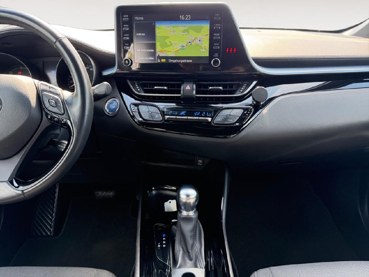 Fahrzeugabbildung Toyota C-HR Hybrid Team D