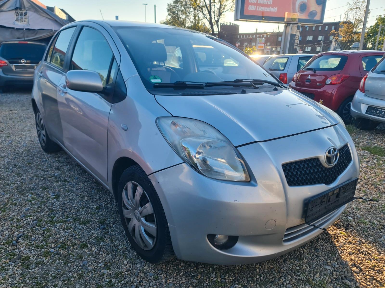 Toyota Yaris 1,4-l Cool  Euro4. 5 kat Allwetterreifen