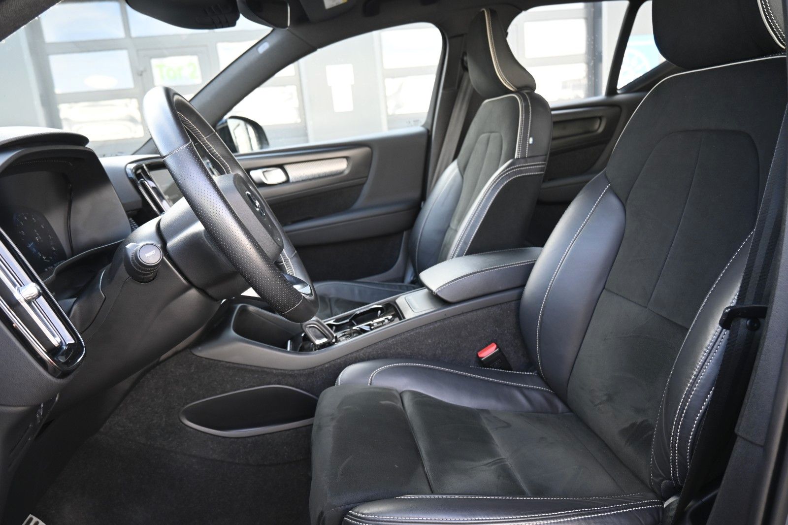 Fahrzeugabbildung Volvo XC40 T3 R-Design Geartronic*LED*H&K*ACC*NAV*CAM