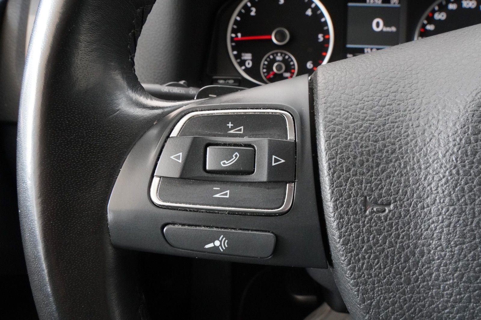 Fahrzeugabbildung Volkswagen Tiguan Sport & Style 4Motion*Aut.*Navi*Leder*AHK