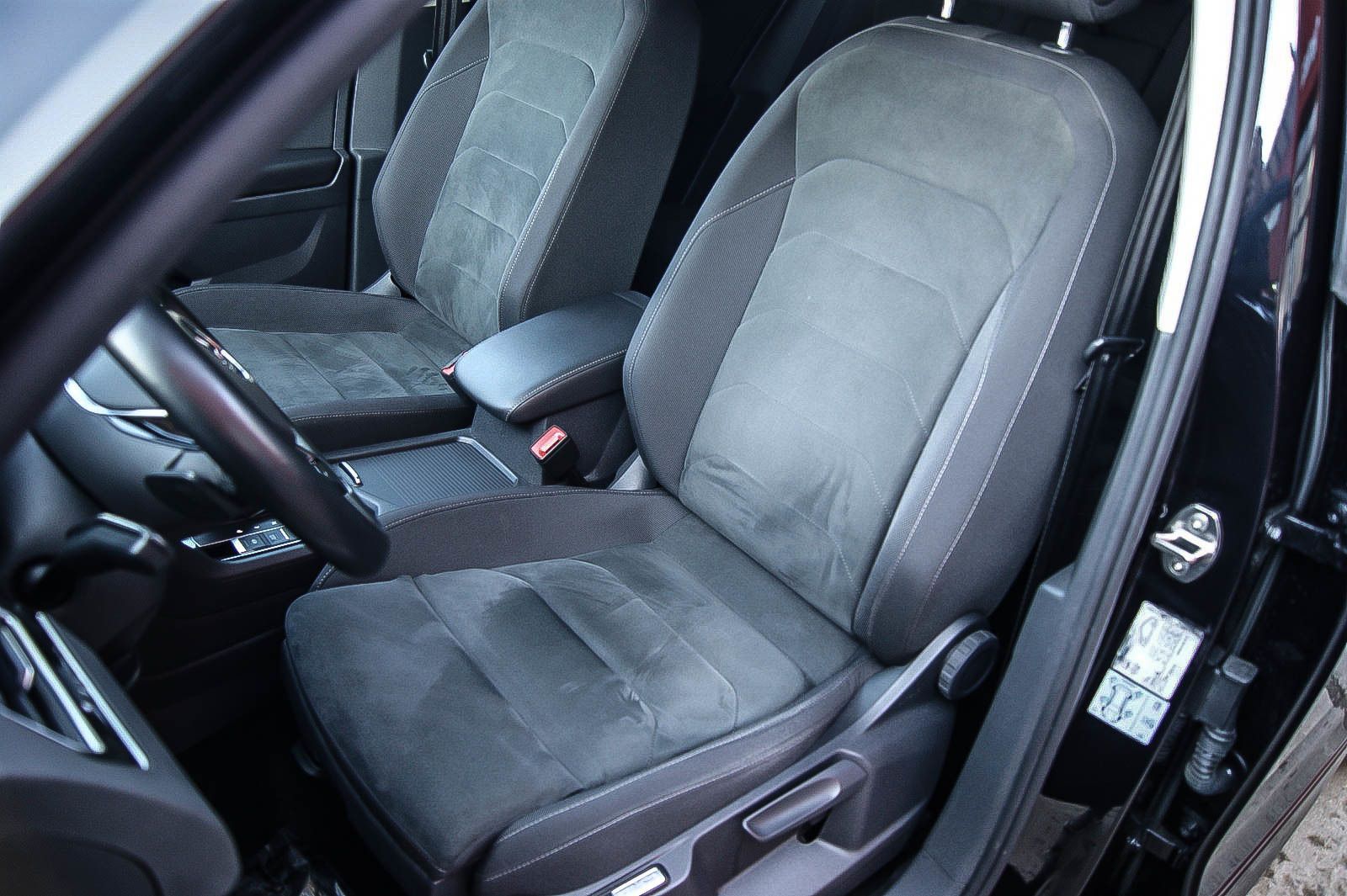 Fahrzeugabbildung Volkswagen Tiguan 2.0TDI 4Motion DSG R-LINE Black Style 19'