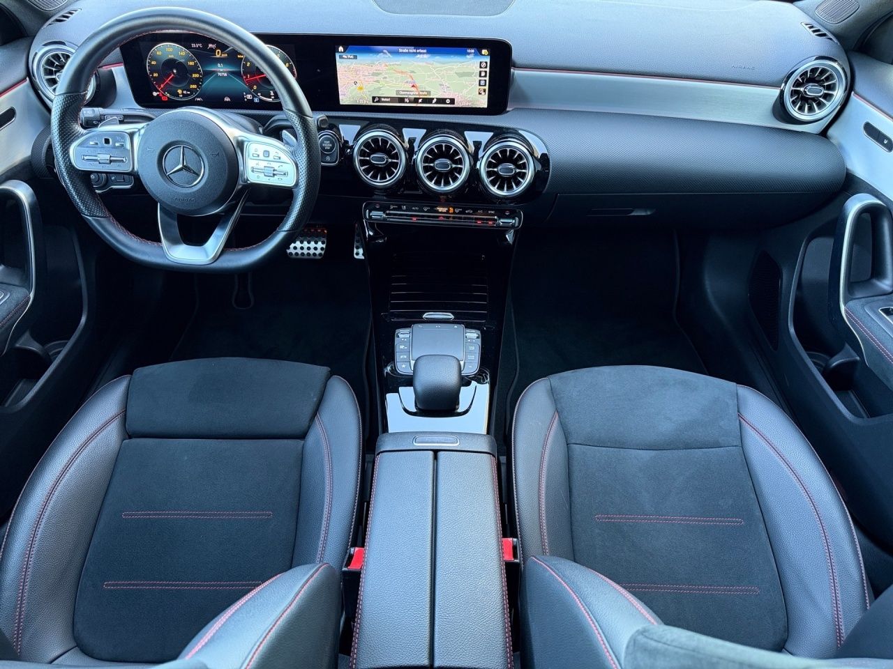 Fahrzeugabbildung Mercedes-Benz A 180 AMG+AHK+PANO+DISTR+NIGHT+AMBIENTE+CARPL++