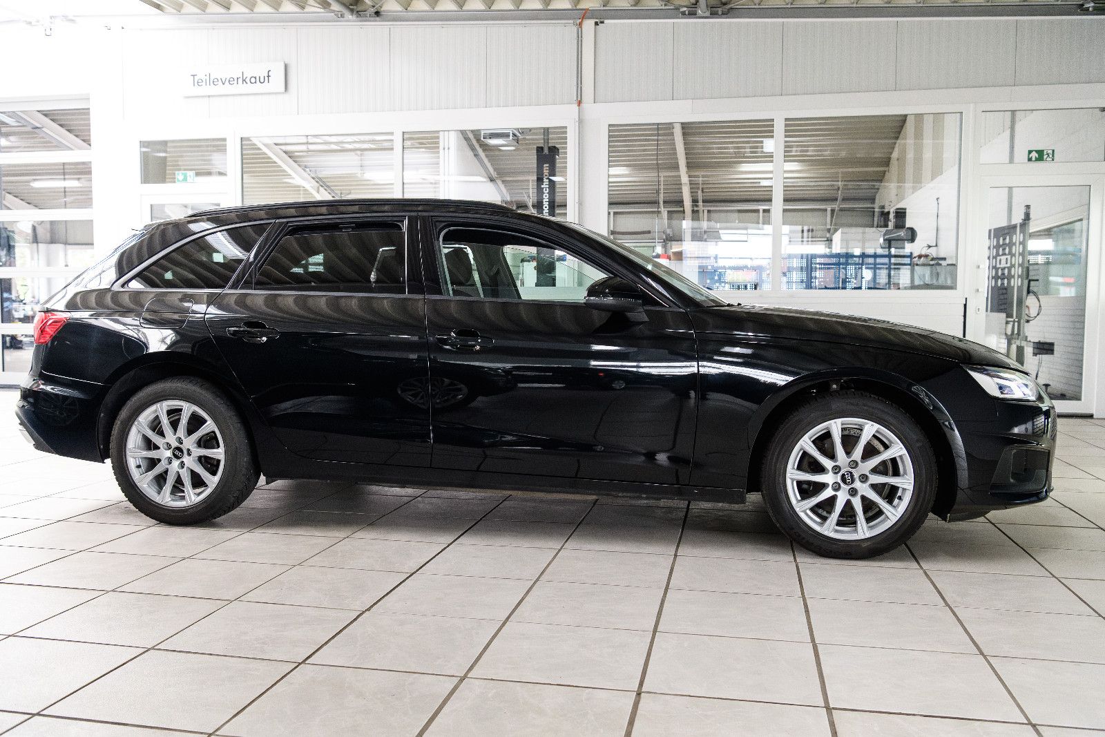 Fahrzeugabbildung Audi A4 35 TFSI S tronic advanced Avant LED/SZH/NAVI