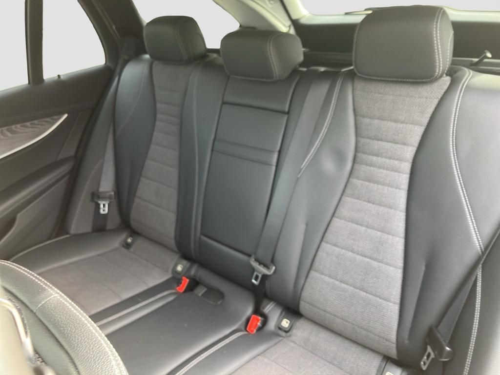 Fahrzeugabbildung Mercedes-Benz E 300 de 4MATIC T-Modell Night Paket*AHK*HUD*360