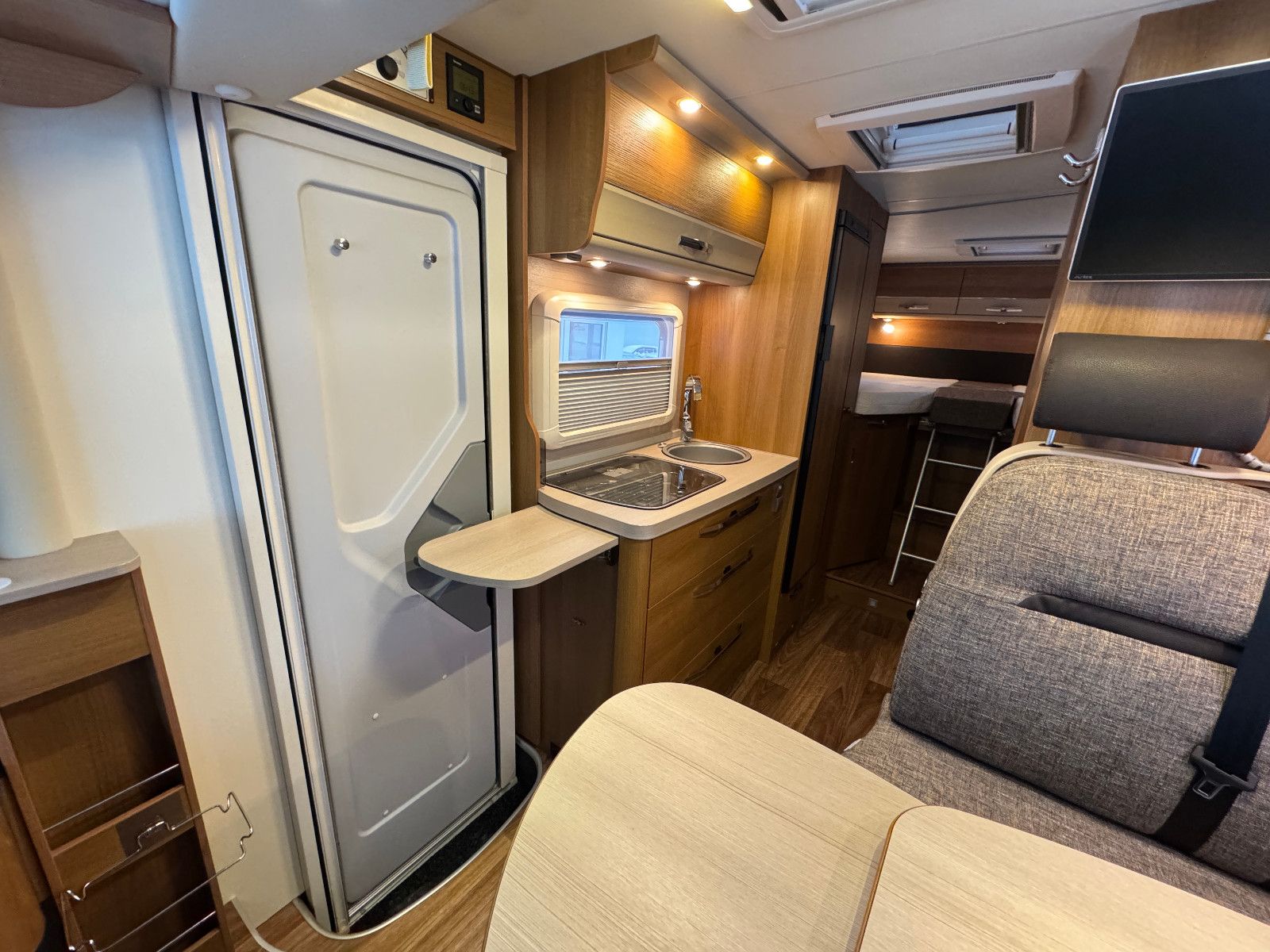 Fahrzeugabbildung Knaus VAN 650 I MEG AUTOMATIK LÄNGSBETT HUBBETT 1.HAND