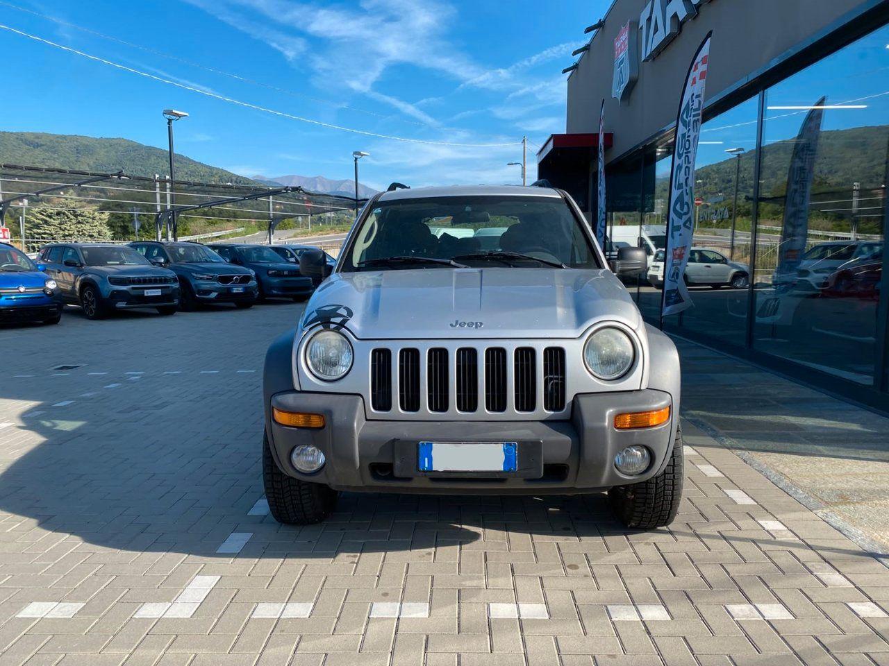 Jeep Cherokee 2004 — салон