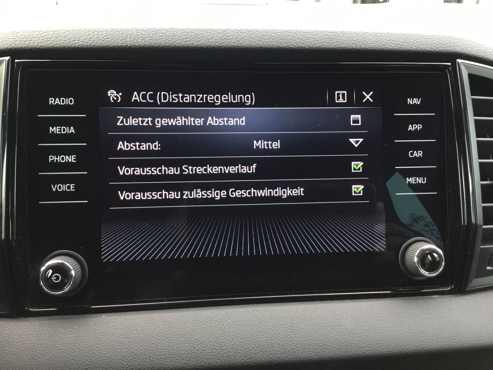 Fahrzeugabbildung SKODA Karoq 2.0l TDI DSG 4x4 SPORTLINE+AHK+18"+Kamera