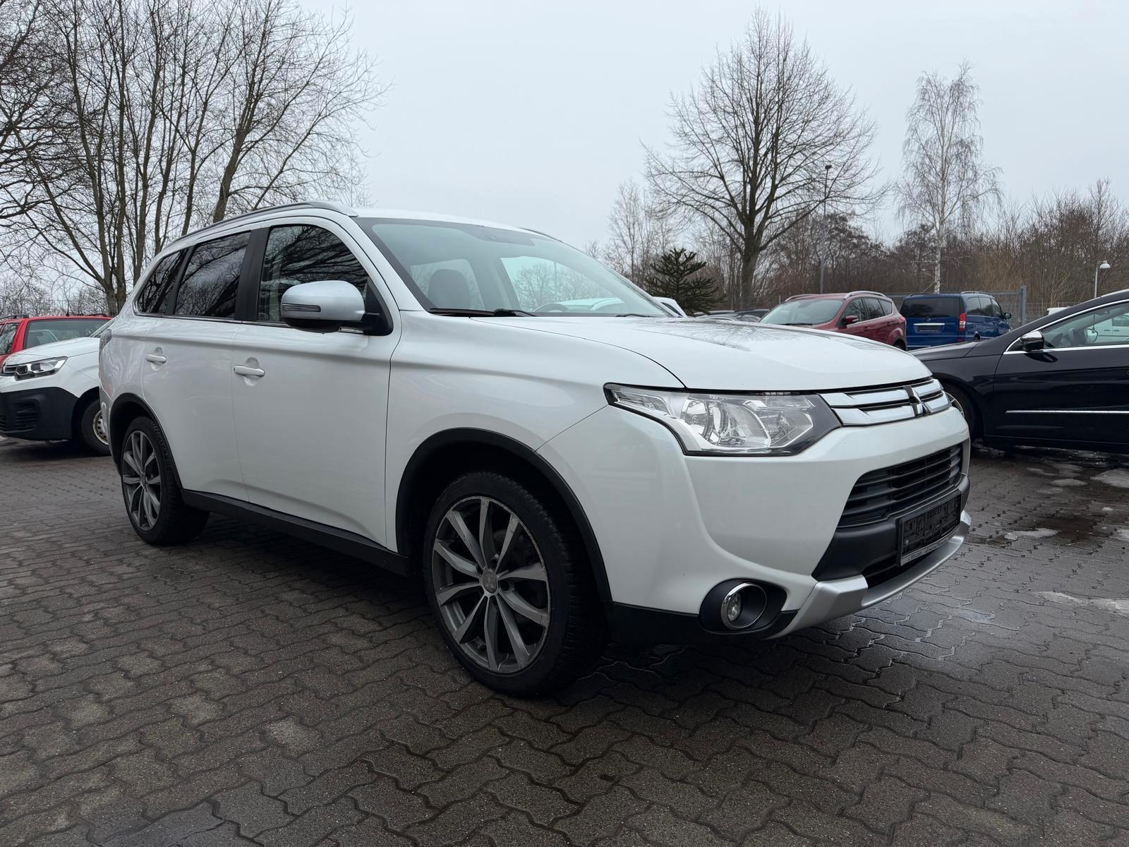 Mitsubishi Outlander Diamant 4WD AHK°1-HAND°RFK°NAVI°TLEDER