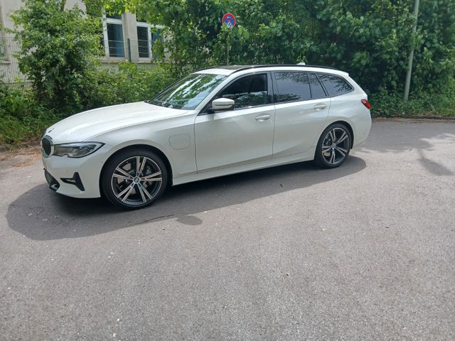 BMW 330e Touring Sport Line Automatik Pano/AHK