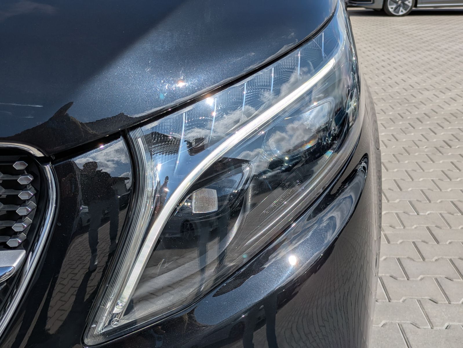 Fahrzeugabbildung Mercedes-Benz V 300 d AVANTGARDE 4MATIC lang AMG*PANO*LED*DIST
